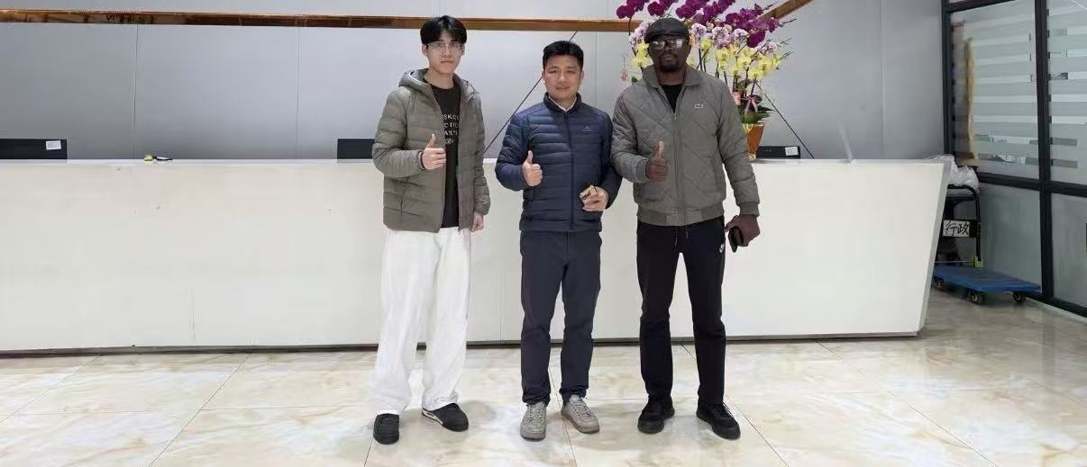 王梓蓬带客户下厂.jpg
